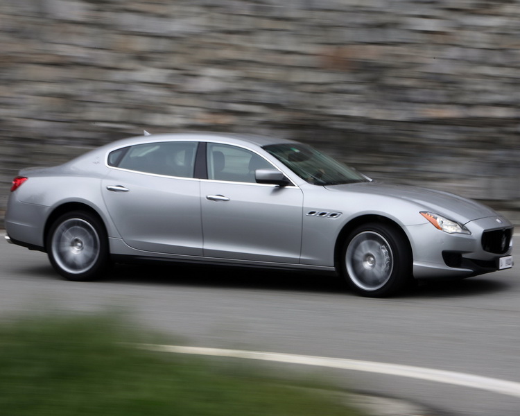 Maserati Quattroporte S преодолевает повороты спокойно и уверенно - ФОТО