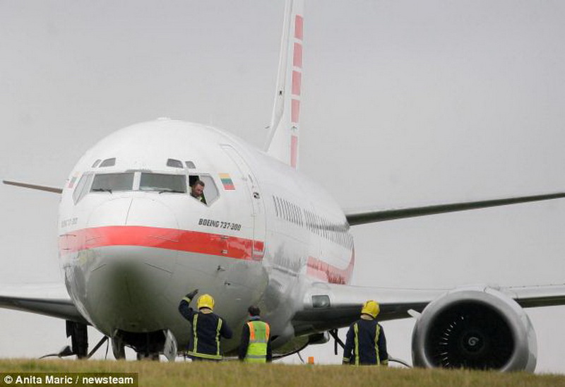 В США самолет выкатился за взлетную полосу - ФОТО