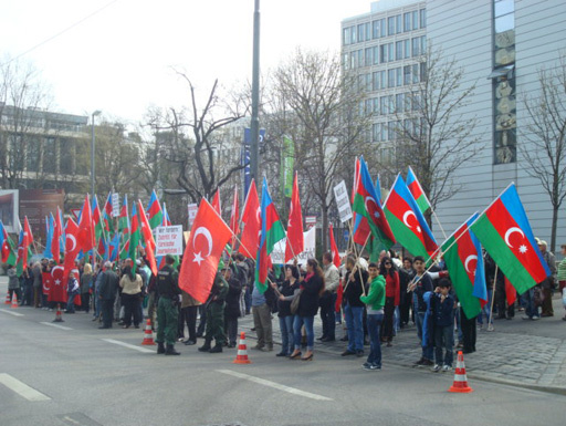 Азербайджанцы, проживающие в Германии, провели акцию протеста против расовой дискриминации - ОБНОВЛЕНО - ФОТО