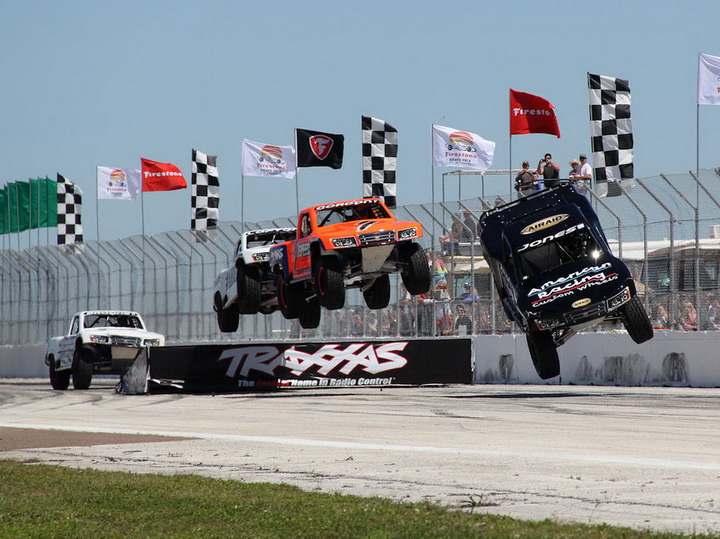 Американцы придумали гонки на прыгающих пикапах - ФОТО