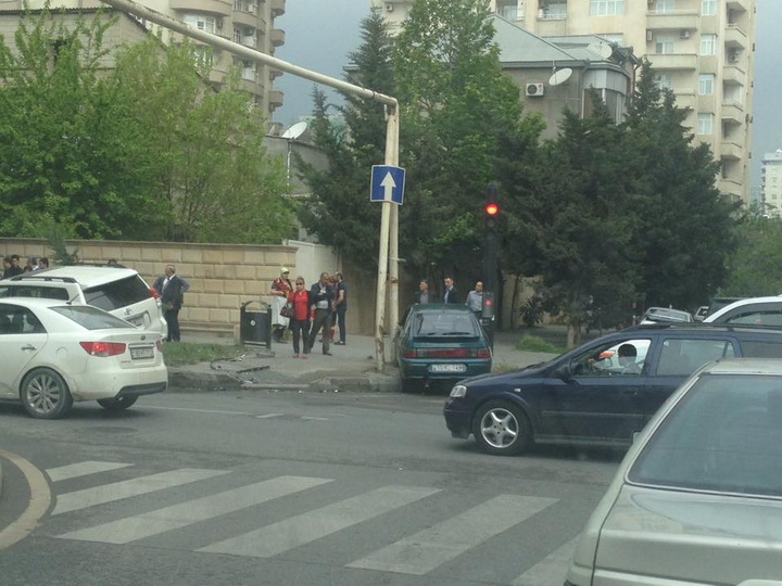В Баку чиновничий автомобиль угодил в аварию – ФОТО