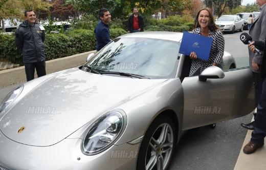 Hülya Afşar yeni "Porsche"də - FOTO