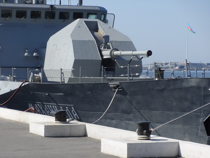 Российские военные корабли у причала Морского вокзала Баку - ФОТО
