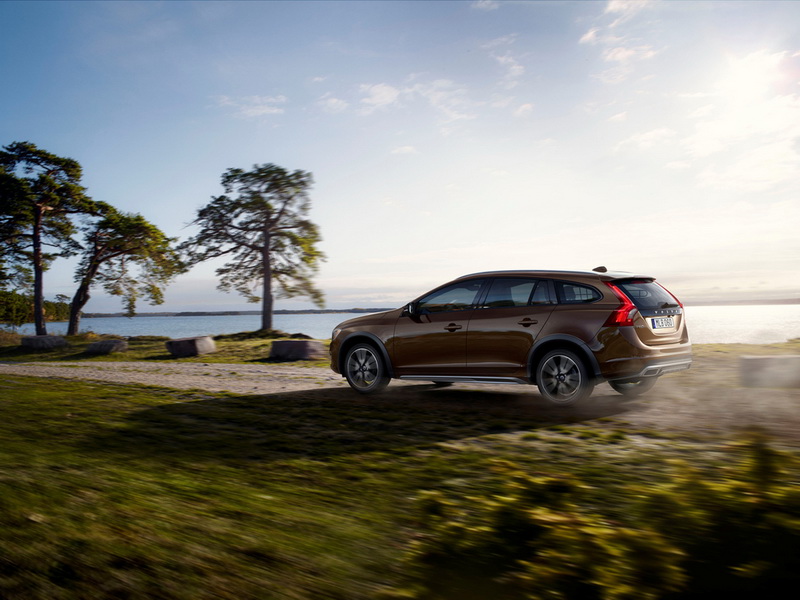 Представлен "вседорожный" Volvo V60 Cross Country - ФОТО