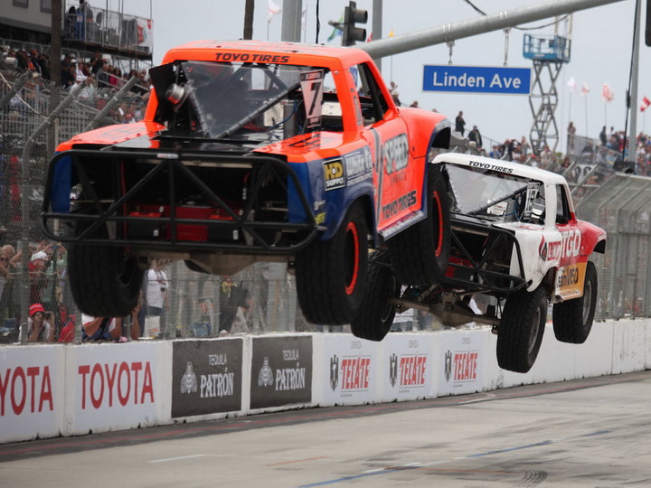 Американцы придумали гонки на прыгающих пикапах - ФОТО