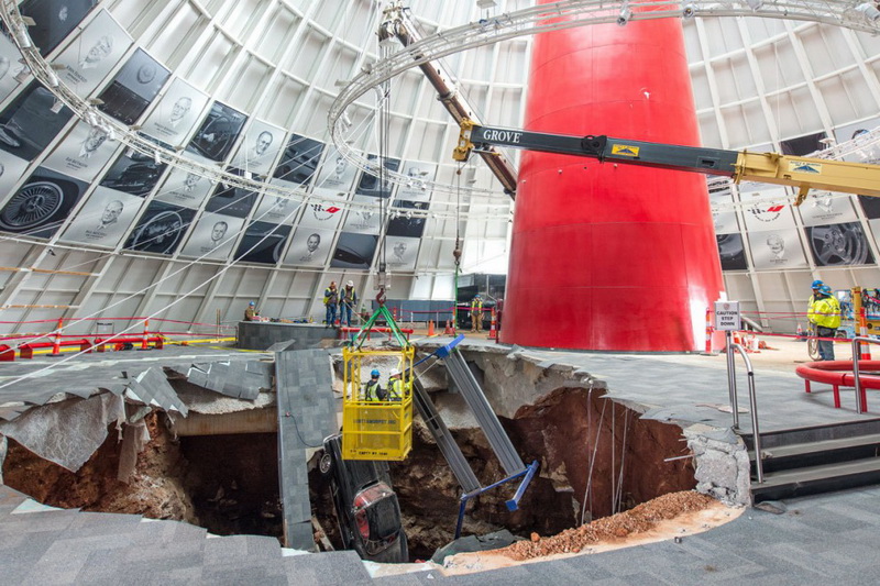Как музейные “Шевроле” провалились под пол - ФОТОСЕССИЯ