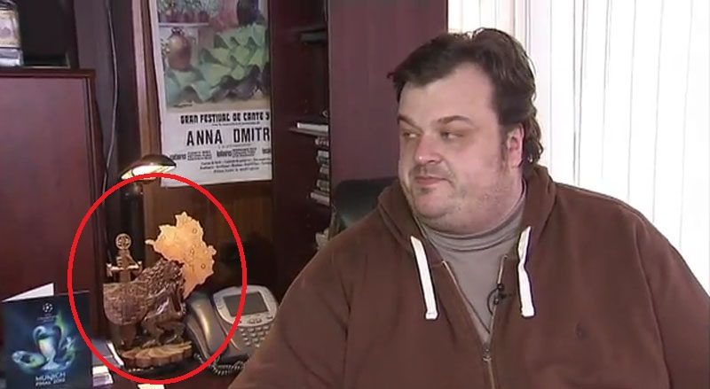 Известному российскому комментатору Василию Уткину делают подарки из сепаратистского "НКР"? - ФОТО