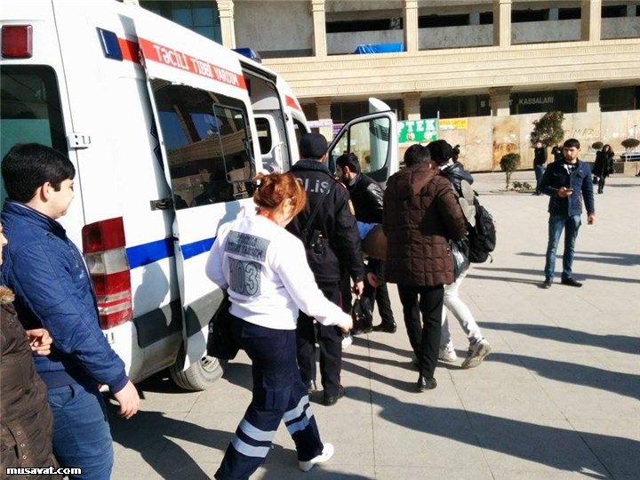 Bakı metrosunda xoşagəlməz hadisə: gənc xanımı xəstəxanaya apardılar - FOTO