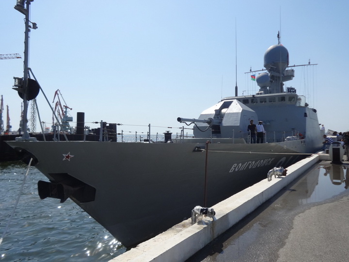 Российские военные корабли у причала Морского вокзала Баку - ФОТО