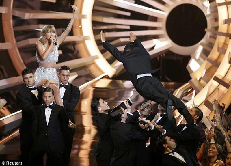 Конфузы, яркие шоу и победители церемонии MTV - ФОТО