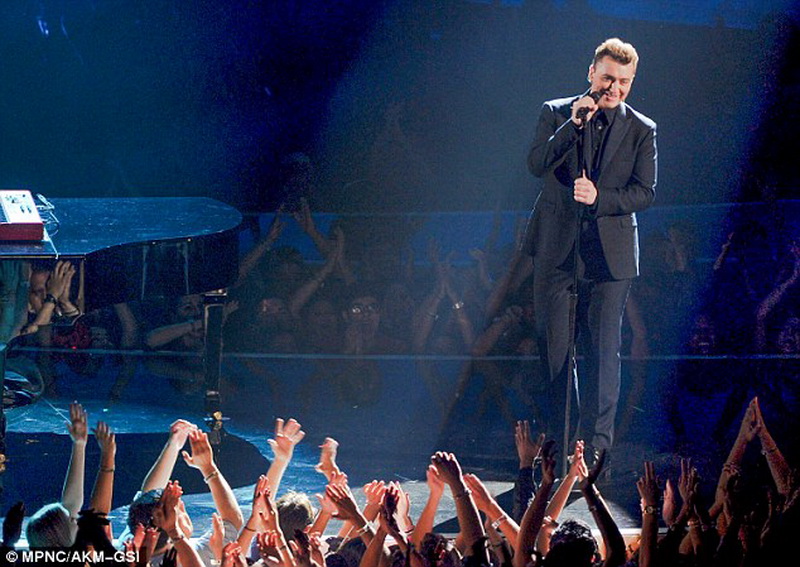 Конфузы, яркие шоу и победители церемонии MTV - ФОТО