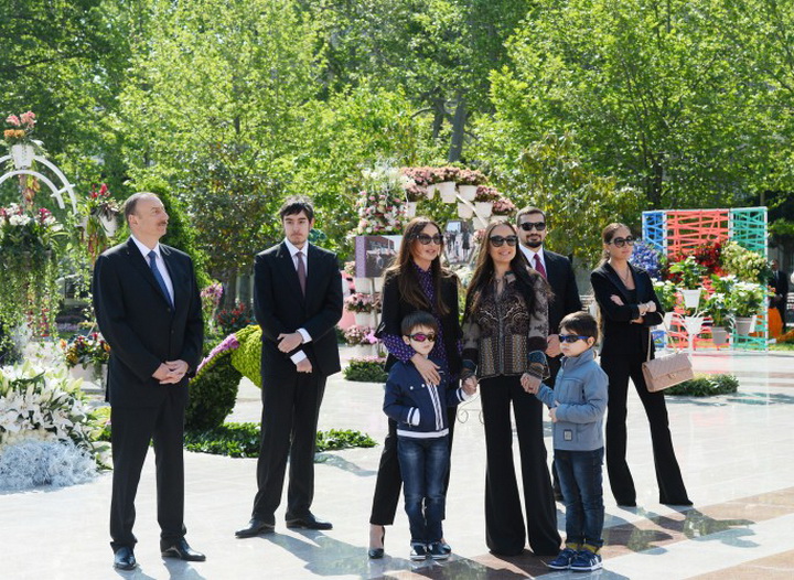 Президент Ильхам Алиев и его супруга Мехрибан Алиева приняли участие в Празднике цветов в Баку - ОБНОВЛЕНО - ФОТО - ВИДЕО