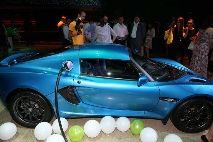 В Баку впервые в Европе презентован спортивный автомобиль Detroit Electric SP:01 - ФОТО - ВИДЕО
