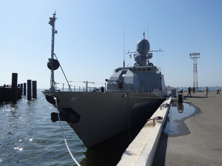 Российские военные корабли у причала Морского вокзала Баку - ФОТО