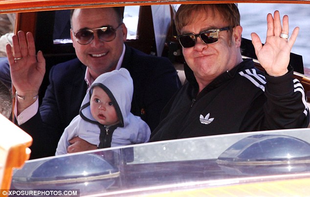 Элтон Джон провел незабываемый отдых с семьей - ФОТО