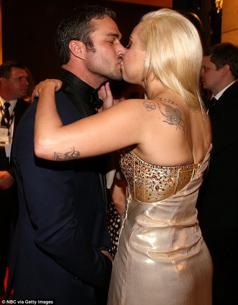 Леди Гага нарядилась в "золотое" платье – ФОТО