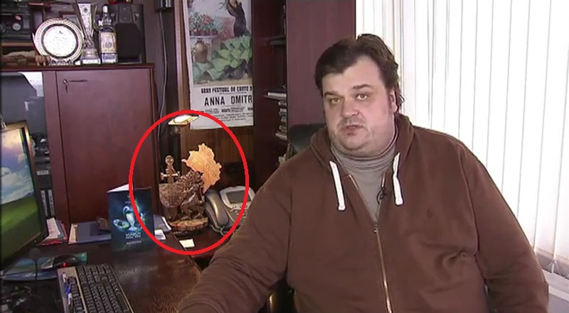 Известному российскому комментатору Василию Уткину делают подарки из сепаратистского "НКР"? - ФОТО