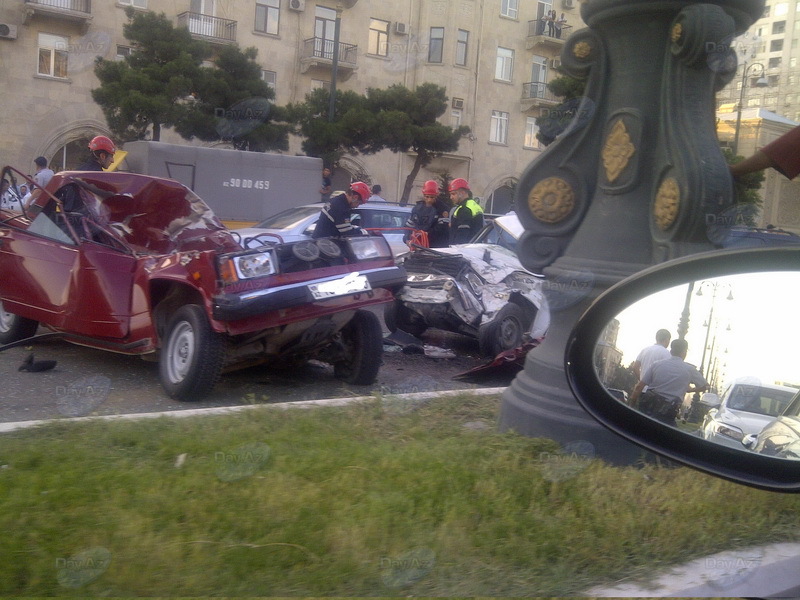Тяжелое ДТП произошло на одном из центральных проспектов Баку - ОБНОВЛЕНО - ФОТО