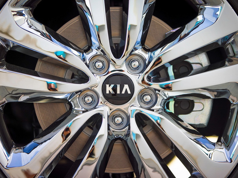 Новый минивэн Kia Sedona стал восьмиместным - ФОТО