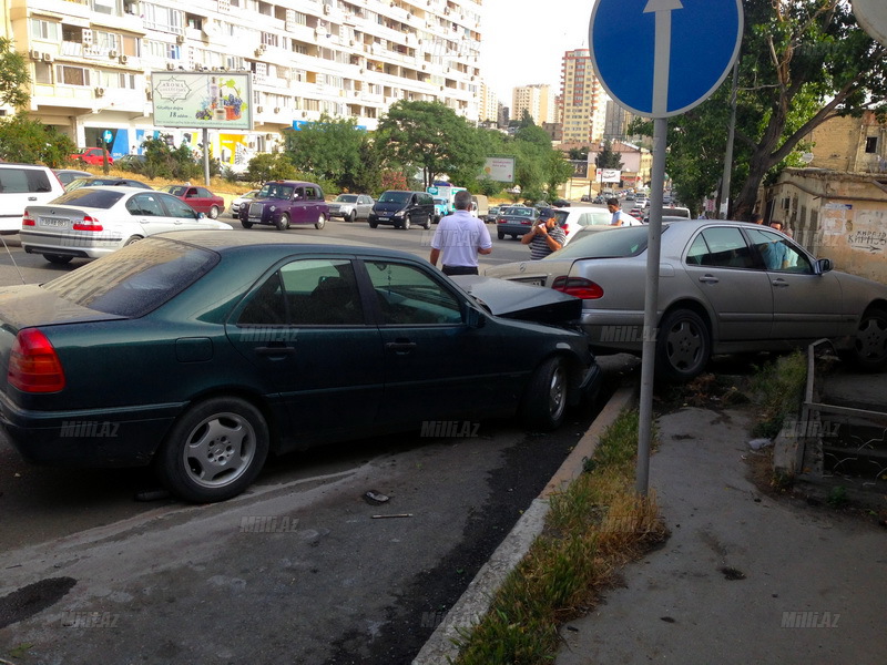 Paytaxtda avtobus maşınları biçə-biçə getdi - YENİLƏNİB - VİDEO - FOTO