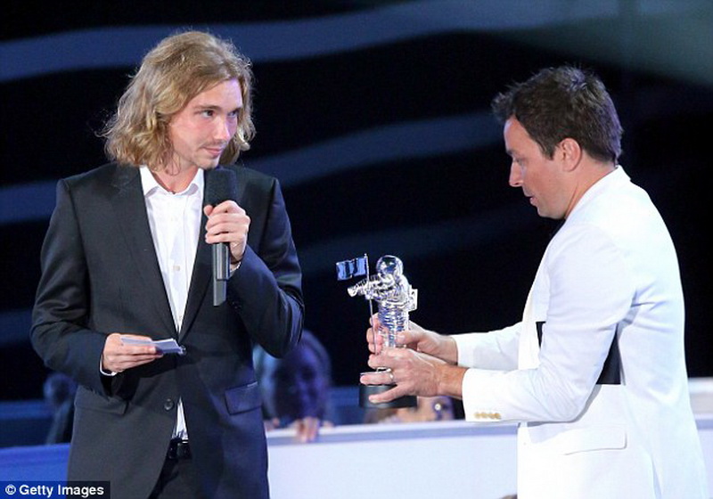 Конфузы, яркие шоу и победители церемонии MTV - ФОТО