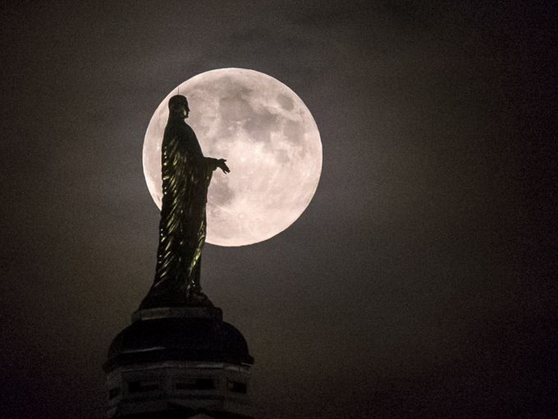 Земляне увидели самое яркое и красивое суперлуние 2014 года - ОБНОВЛЕНО - ФОТО