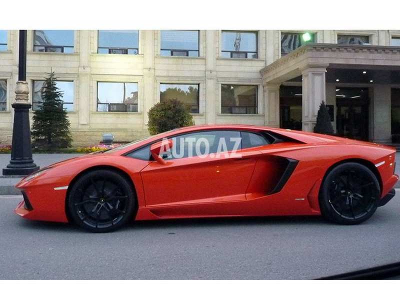 "Lamborghini" разъезжает по улицам Баку без номерных знаков - ФОТО