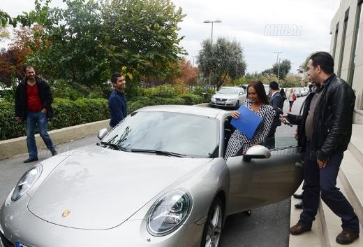 Hülya Afşar yeni "Porsche"də - FOTO