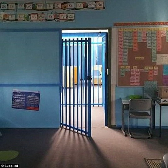 Школа построила стальную клетку для 10-летнего мальчика-аутиста - ФОТО
