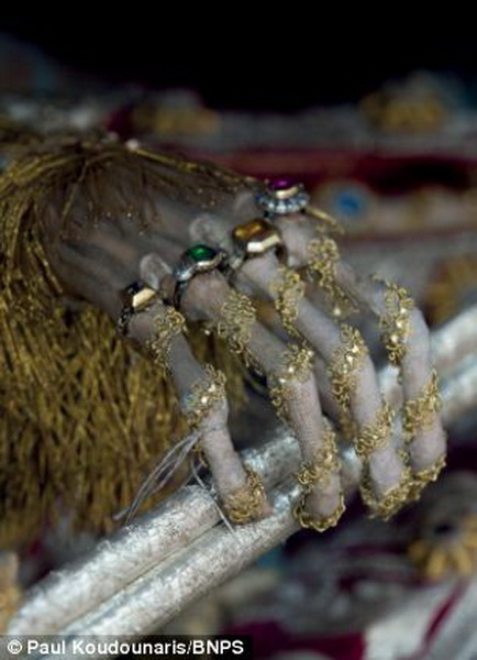 Жуткая коллекция скелетов, украшенных драгоценностями - ФОТО