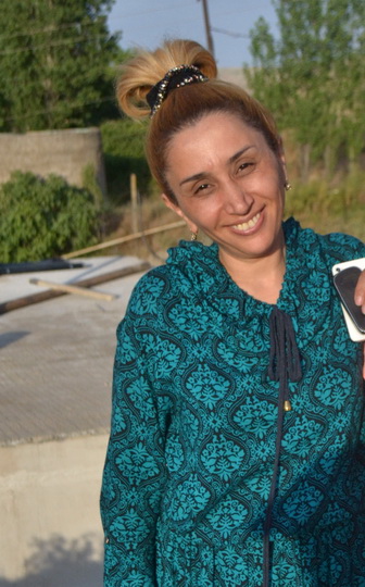 Üz-gözünü bağlayıb kənd işi görən müğənnimiz - FOTO
