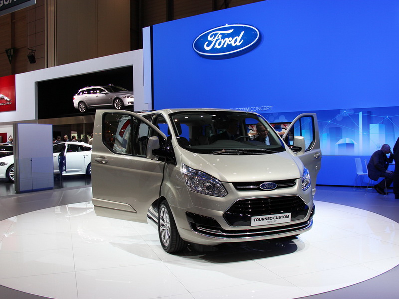 Ford покажет новый семейный фургон - ФОТОСЕССИЯ
