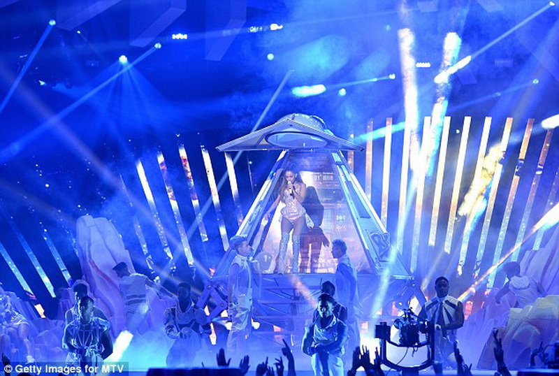 Конфузы, яркие шоу и победители церемонии MTV - ФОТО