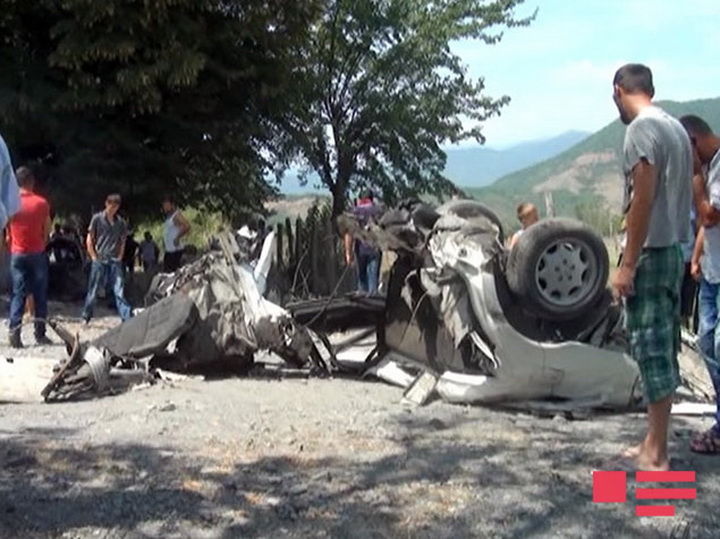 "Mercedes" ağaca çırpıldı, sürücü öldü - FOTO