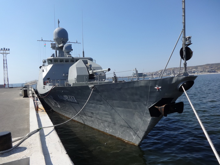 Российские военные корабли у причала Морского вокзала Баку - ФОТО