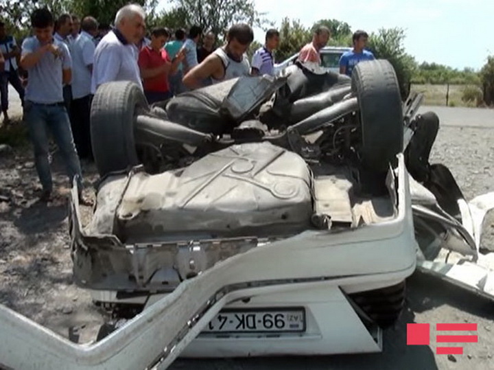 "Mercedes" ağaca çırpıldı, sürücü öldü - FOTO