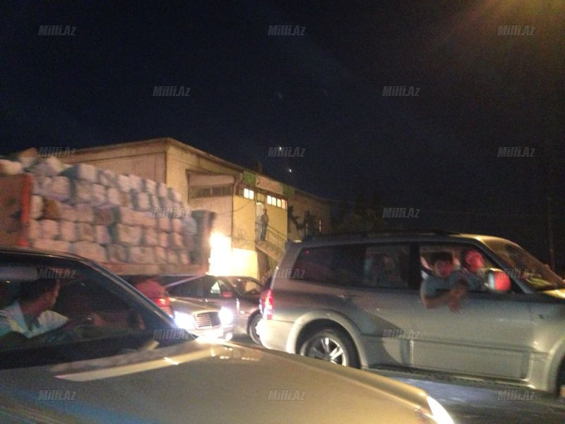 Bakıda qəza nəticəsində yolda hərəkət iflic oldu - FOTO