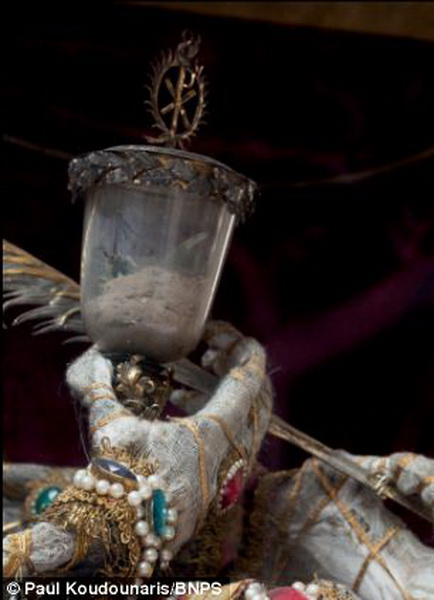 Жуткая коллекция скелетов, украшенных драгоценностями - ФОТО