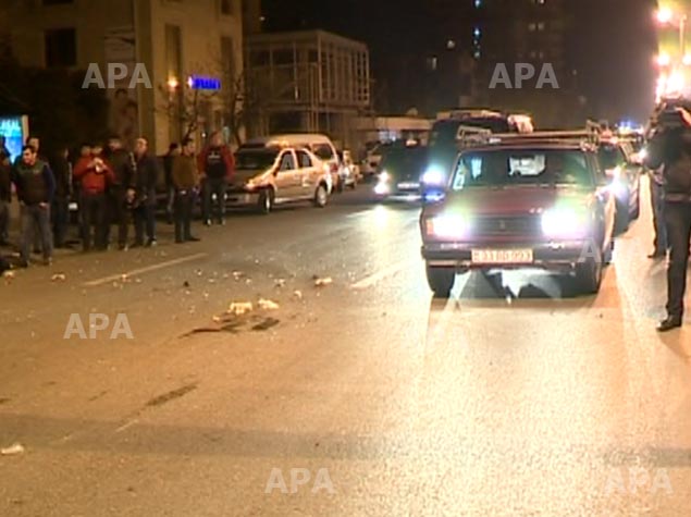 В Ясамале Hyundai налетел на стоявшие у обочины Mercedes и NİVA - ФОТО