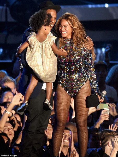 Конфузы, яркие шоу и победители церемонии MTV - ФОТО