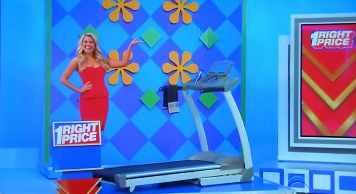 Девушку шокировал подарок, врученный ей на шоу - ФОТО - ВИДЕО