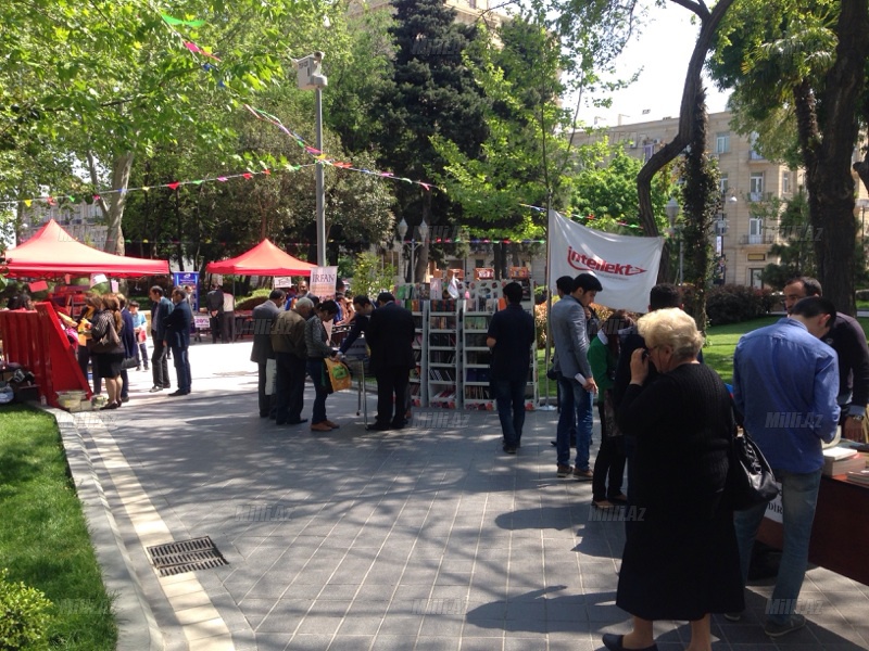 Bakının musiqi bağında ümid, sevinc və kədər satılır - FOTO