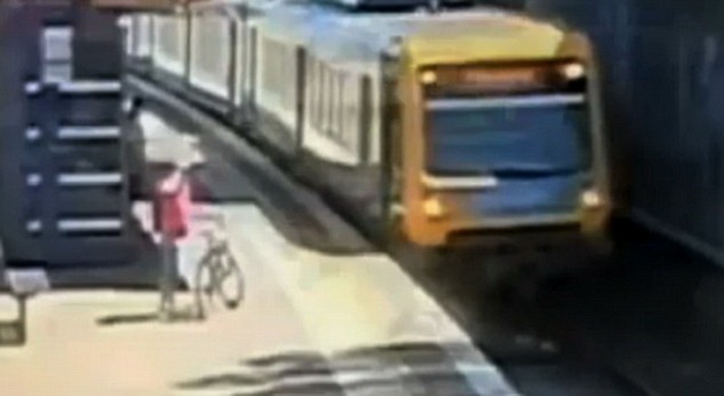 На волоске от смерти: пенсионер упал под поезд - ФОТО