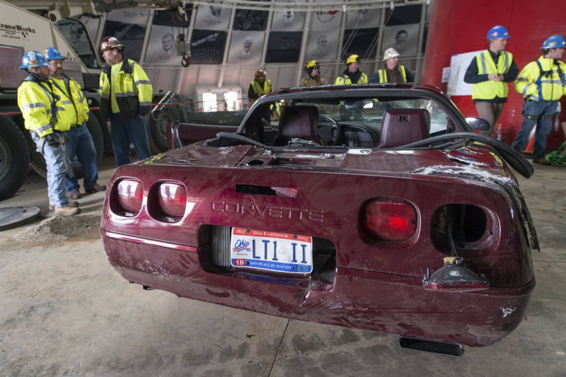 Как музейные “Шевроле” провалились под пол - ФОТОСЕССИЯ