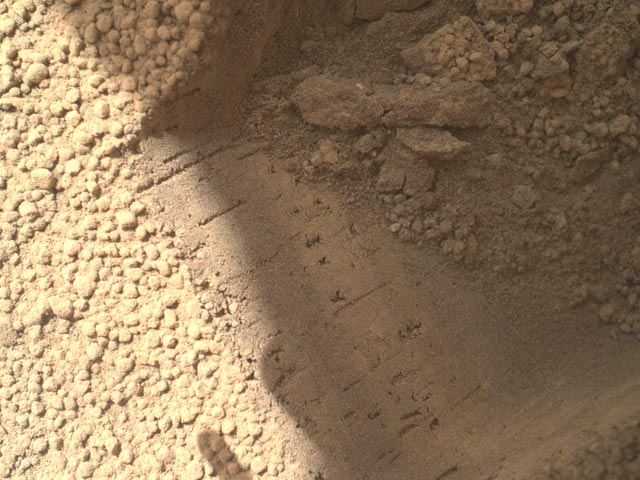 Curiosity нашел на Марсе кусок полиэтилена - ФОТО