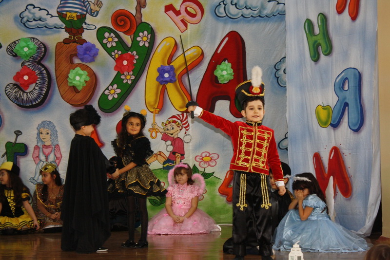 Бакинские первоклашки сыграли героев стихов Чуковского - ФОТО