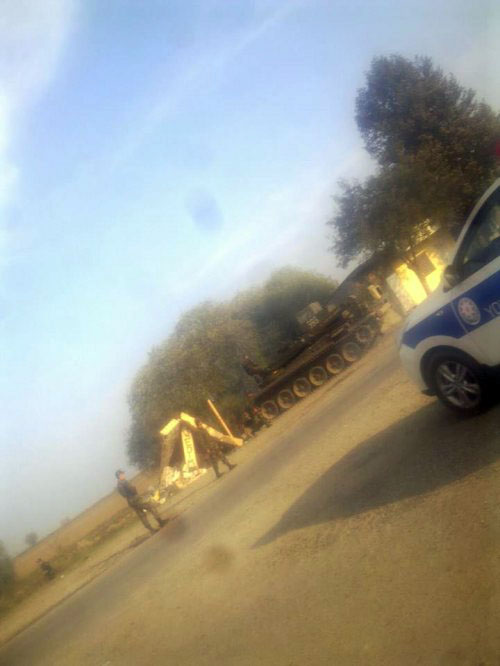 В Бейлагане танк снес автобусную остановку и упал в канал - ОБНОВЛЕНО - ФОТО