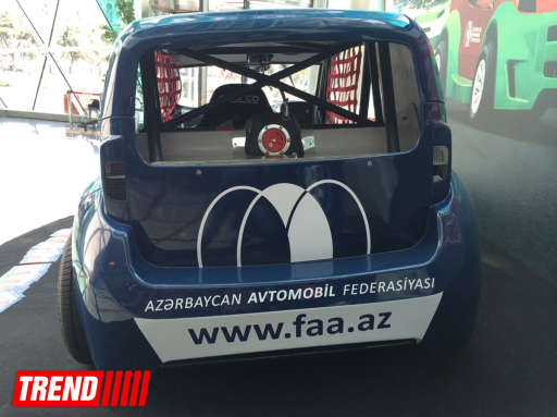 Автомобиль-участник соревнований "V1 Challenge Azerbaijan" выставлен в бакинском торговом центре - ФОТО