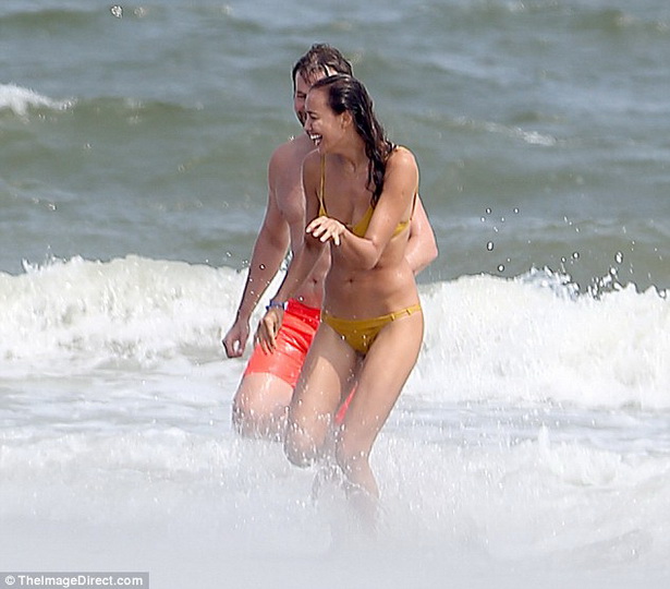 Ирина Шейк и Брэдли Купер отдались чувствам на пляже - ФОТО