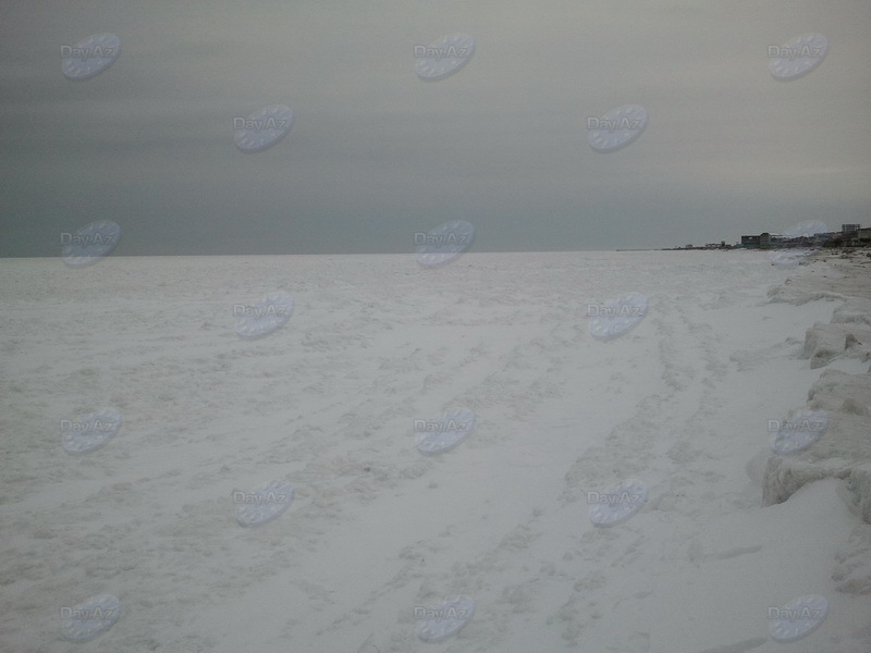 На морском побережье вблизи Новханы образовался ледник – ФОТО